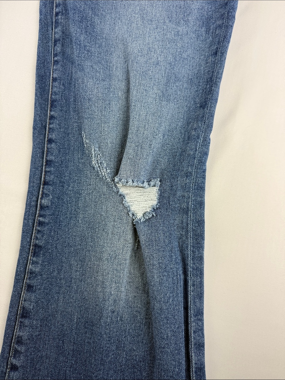 Kut from the Kloth Nadia Flare High Rise Distressed Jeans – Women's Size 6 - Picture 4 of 10